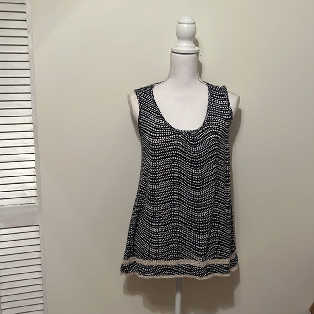 𝅺CHA Cha Vente Navy and Cream Sleeveless Blouse with Lace Trim.  Size Medium